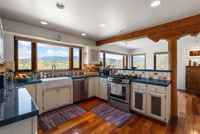 313 Loma Arisco, Santa Fe, NM 87501