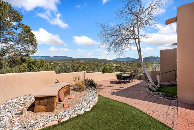 313 Loma Arisco, Santa Fe, NM 87501