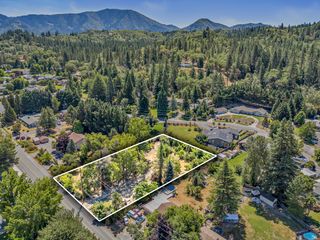 681 W Harbeck Road, Grants Pass, OR 97527