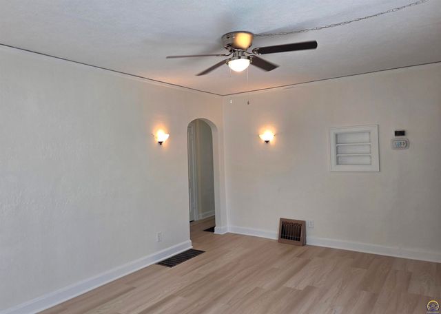 829 SW Oakley AVE, Topeka, KS 66606