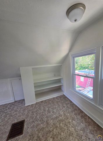 829 SW Oakley AVE, Topeka, KS 66606