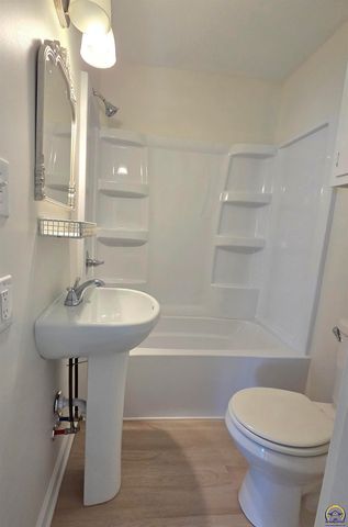 829 SW Oakley AVE, Topeka, KS 66606