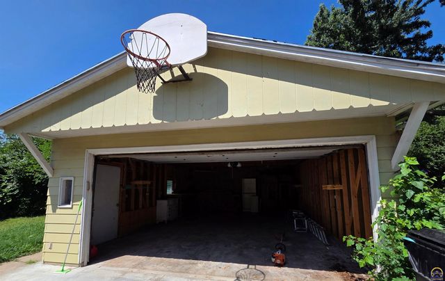 829 SW Oakley AVE, Topeka, KS 66606