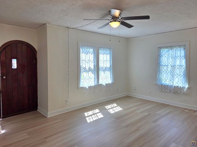 829 SW Oakley AVE, Topeka, KS 66606