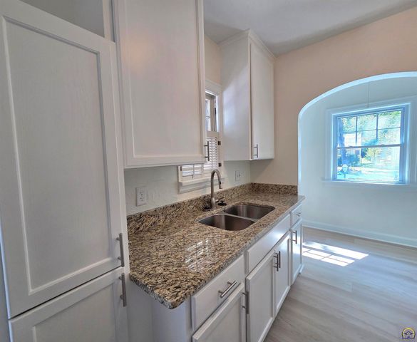 829 SW Oakley AVE, Topeka, KS 66606