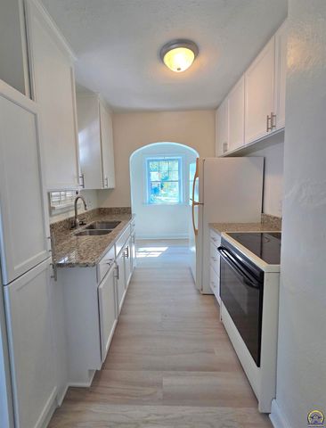 829 SW Oakley AVE, Topeka, KS 66606