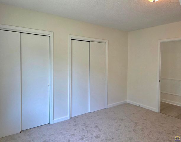 829 SW Oakley AVE, Topeka, KS 66606