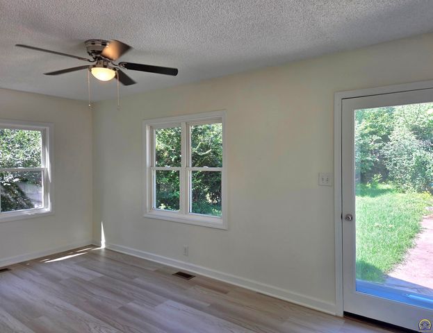 829 SW Oakley AVE, Topeka, KS 66606