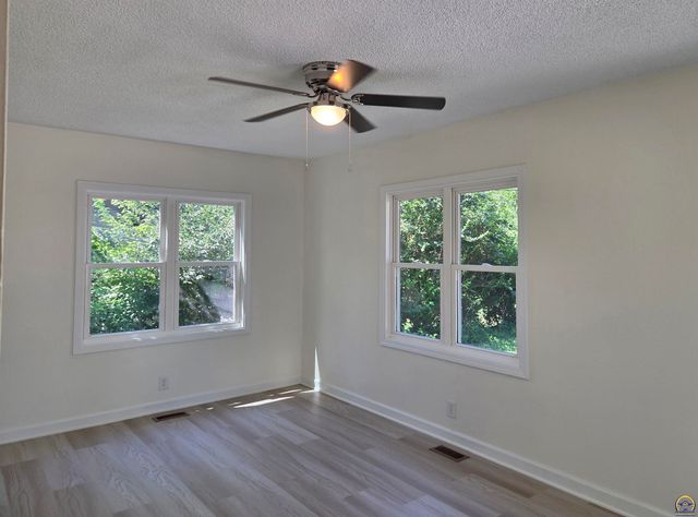 829 SW Oakley AVE, Topeka, KS 66606