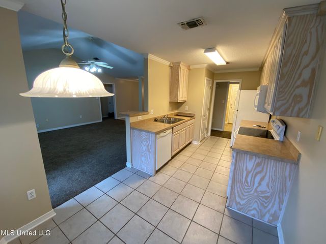 8133 Rue Hollifield, Ocean Springs, MS 39564