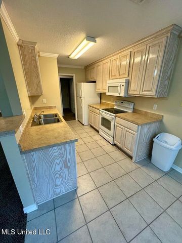 8133 Rue Hollifield, Ocean Springs, MS 39564