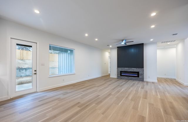 8221 OLD AUSTIN ROAD, Selma, TX 78154