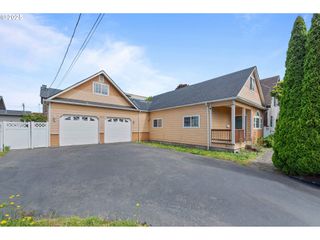 2021 MEADE St, North Bend, OR 97459