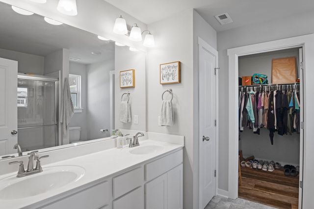 206 Triple Crown Ct, Shelbyville, TN 37160