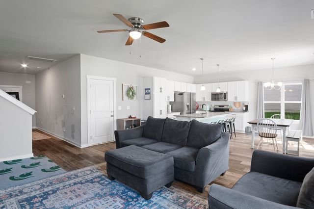 206 Triple Crown Ct, Shelbyville, TN 37160
