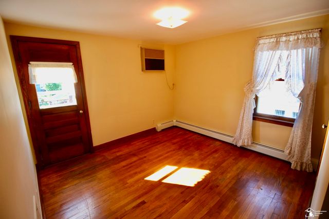 29386 Walnut Street, Flat Rock, MI 48134