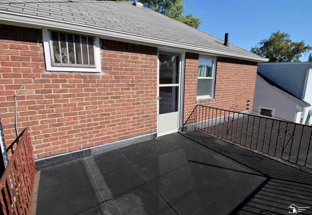 29386 Walnut Street, Flat Rock, MI 48134