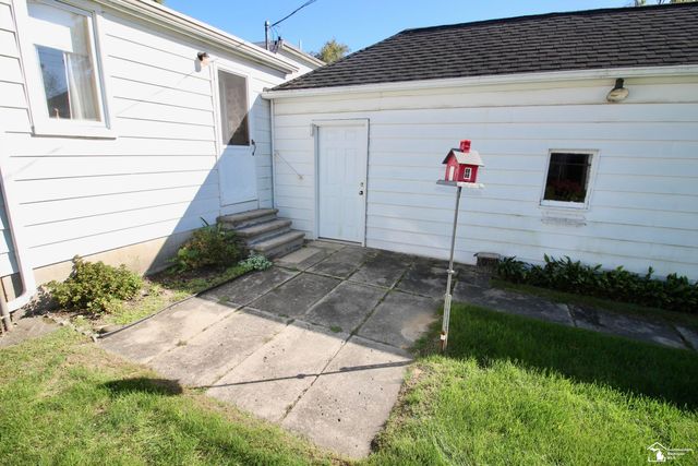 29386 Walnut Street, Flat Rock, MI 48134
