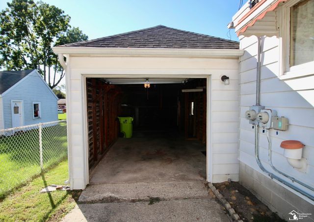 29386 Walnut Street, Flat Rock, MI 48134