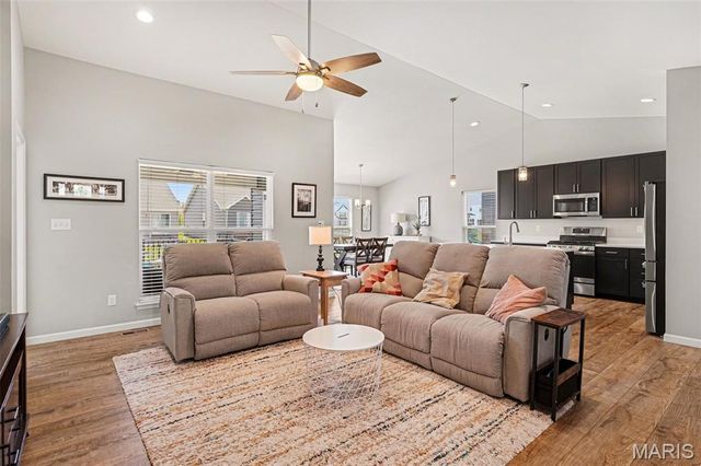 906 Palisades Circle, St Charles, MO 63301