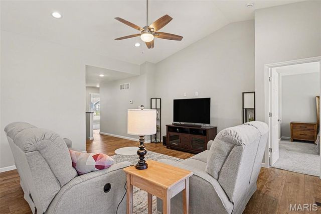906 Palisades Circle, St Charles, MO 63301