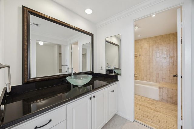 49 Briar Hollow Lane 1704, Houston, TX 77027