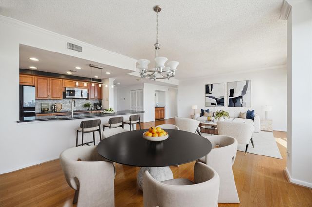 49 Briar Hollow Lane 1704, Houston, TX 77027