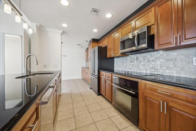 49 Briar Hollow Lane 1704, Houston, TX 77027