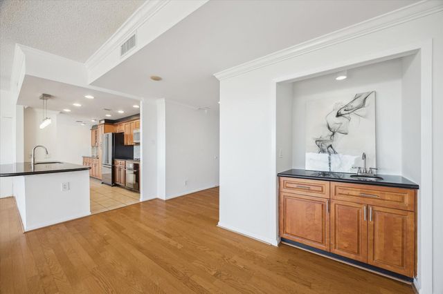 49 Briar Hollow Lane 1704, Houston, TX 77027