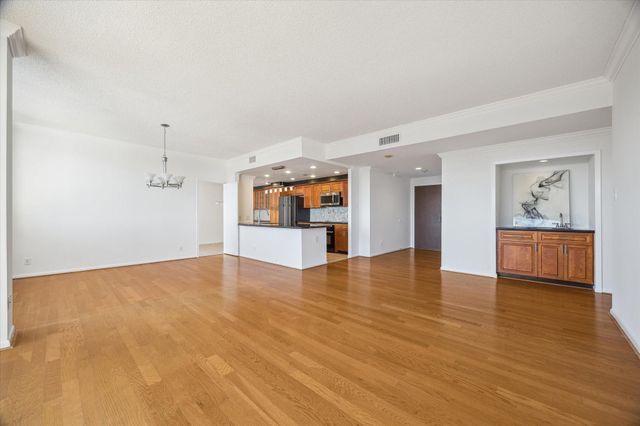 49 Briar Hollow Lane 1704, Houston, TX 77027