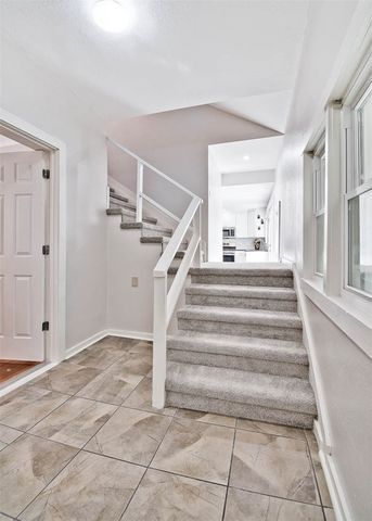 452 SW B Street, Bentonville, AR 72712