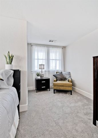 452 SW B Street, Bentonville, AR 72712