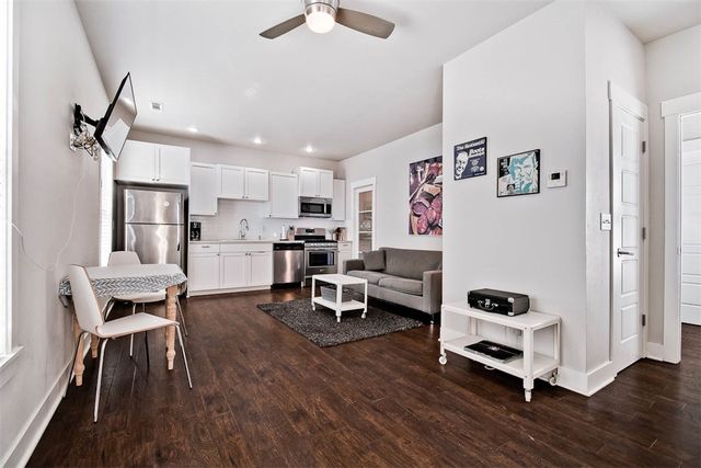 452 SW B Street, Bentonville, AR 72712