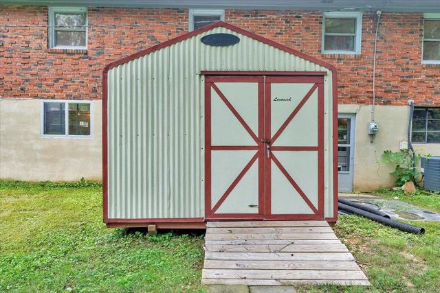 5909 Raintree RD, Roanoke, VA 24018