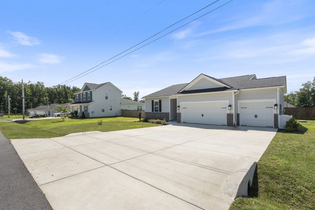 705 Chestnut Bnd, Dickson, TN 37055