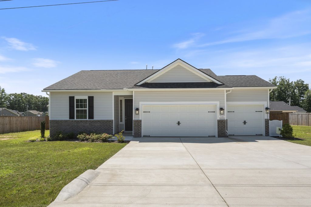 705 Chestnut Bnd, Dickson, TN 37055