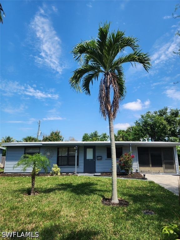 2047 Harbor LN, Naples, FL 34104