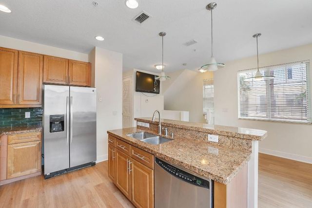 560 NW 39th Circle 560, Boca Raton, FL 33431