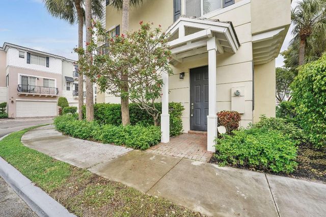 560 NW 39th Circle 560, Boca Raton, FL 33431