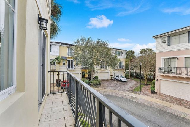 560 NW 39th Circle 560, Boca Raton, FL 33431