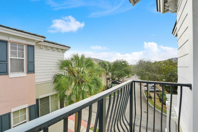 560 NW 39th Circle 560, Boca Raton, FL 33431