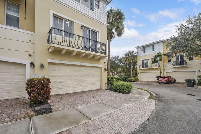 560 NW 39th Circle 560, Boca Raton, FL 33431