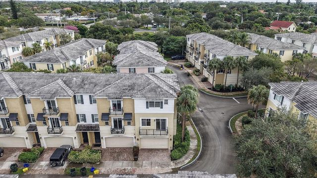 560 NW 39th Circle 560, Boca Raton, FL 33431