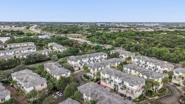 560 NW 39th Circle 560, Boca Raton, FL 33431