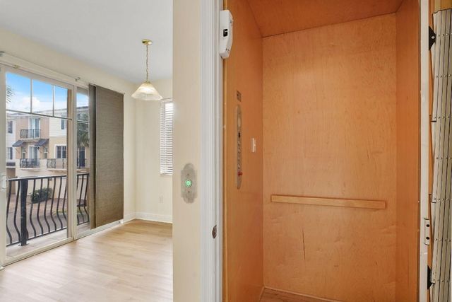 560 NW 39th Circle 560, Boca Raton, FL 33431