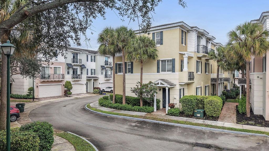 560 NW 39th Circle 560, Boca Raton, FL 33431