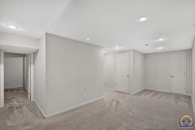 2833 SW Hillcrest RD, Topeka, KS 66614