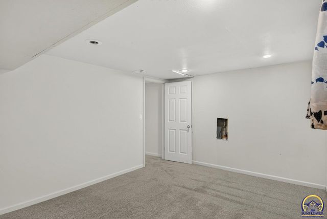 2833 SW Hillcrest RD, Topeka, KS 66614