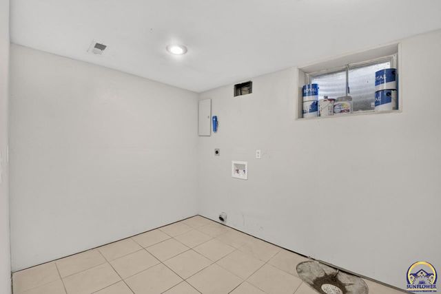 2833 SW Hillcrest RD, Topeka, KS 66614