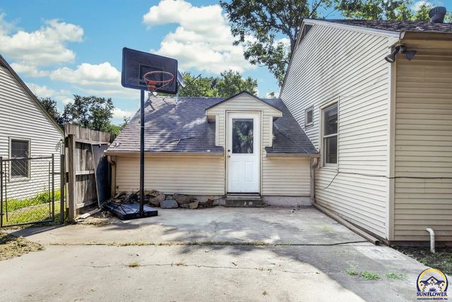 2833 SW Hillcrest RD, Topeka, KS 66614